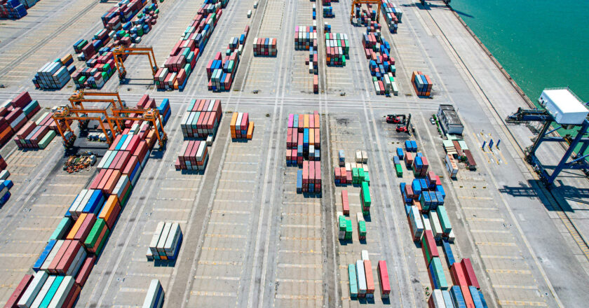 Más políticas exportadoras “a medida” y restricciones a las importaciones para “transitar” la crisis macroeconómica